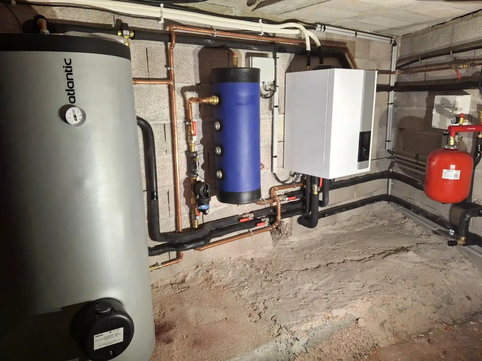 Installation d'une pompe à chaleur air/eau avec ballon d'eau chaude par Ametis Énergie